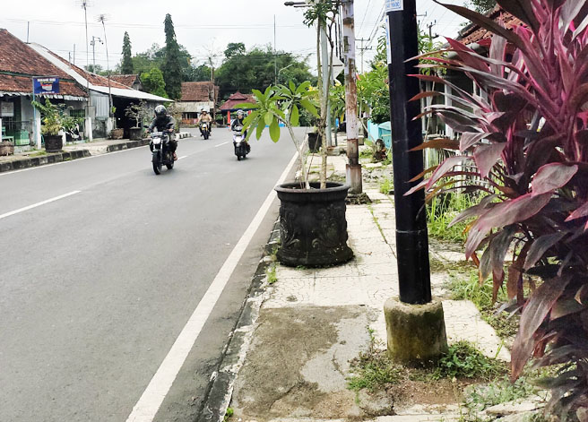 Pemerintah Ciamis Diminta Serius Soal Tiang di Tengah Trotoar