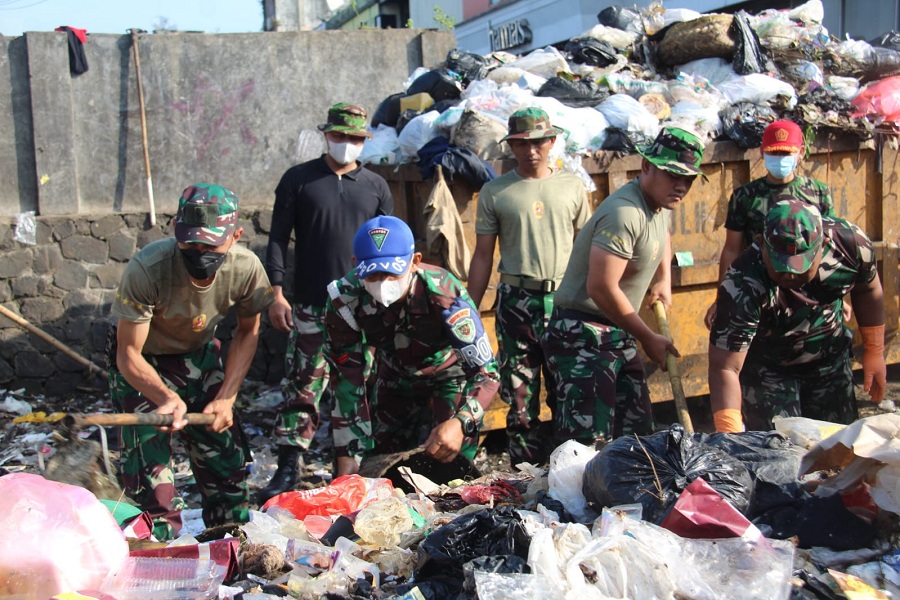 Gerak Cepat, Satgas Tasik Resik Tim Kodim 0612 dan Sub Garnisun Bersihkan Gundukan Sampah TPS Jalan Pancasila