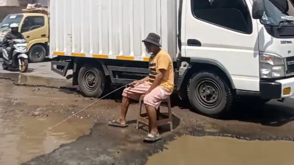 Protes Kreatif Warga! Jalan Rusak di Pasar Cikurubuk Kota Tasikmalaya Disindir Lewat Aksi Mancing