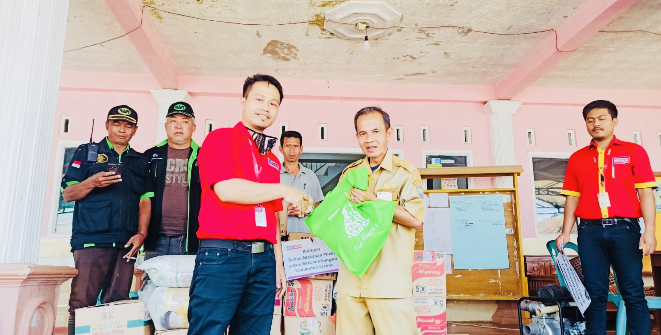 Alfamart Beri Bantuan Korban Tanah Longsor Kabupaten Ciamis