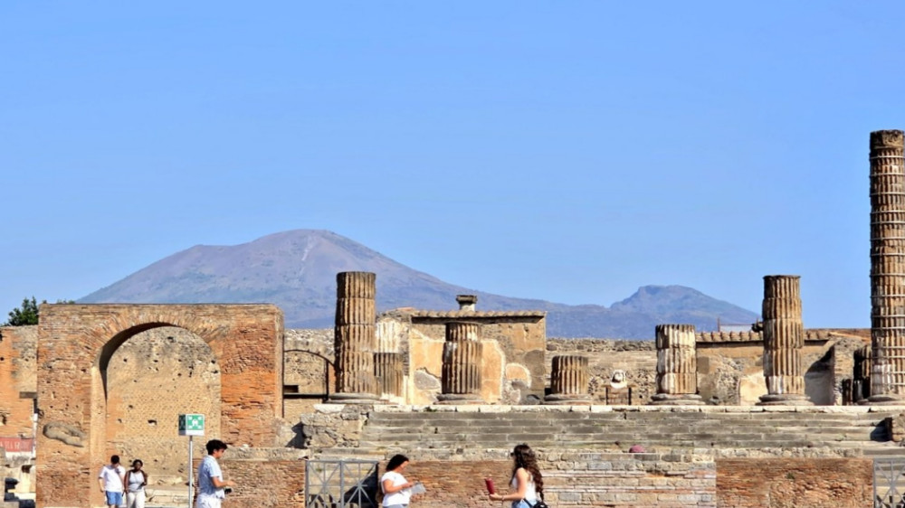 Dari Letusan Gunung Vesuvius, Pluto Dideklasifikasi, hingga Hari Televisi Nasional