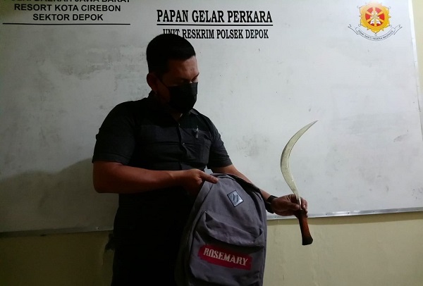 Pelajar SMK Ini Nekat Bawa Celurit ke Sekolah, Kini Nasibnya Berakhir Tragis... 