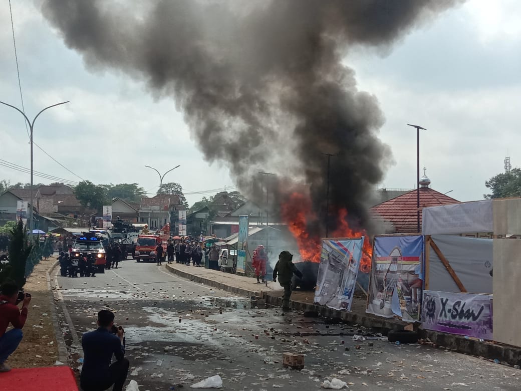 Diwarnai Ledakan Mobil, Tim Gabungan TNI-Polri Halau Massa di Singaparna Tasikmalaya
