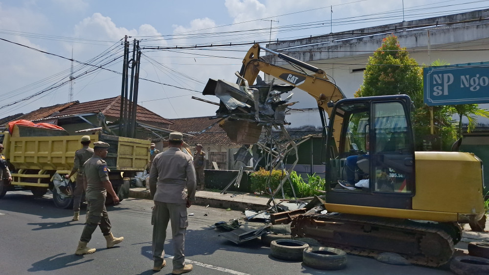 Pemprov Jabar Bongkar Bangunan Liar di Atas Saluran Irigasi Cimulu Kota Tasikmalaya