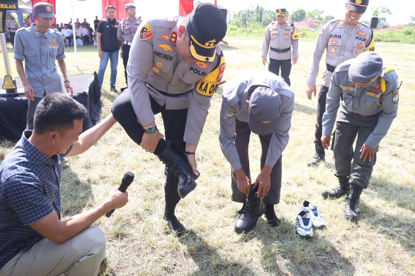 Kapolres Tasikmalaya Spontan Berikan Sepatu PDL kepada Petugas Linmas saat Apel Besar