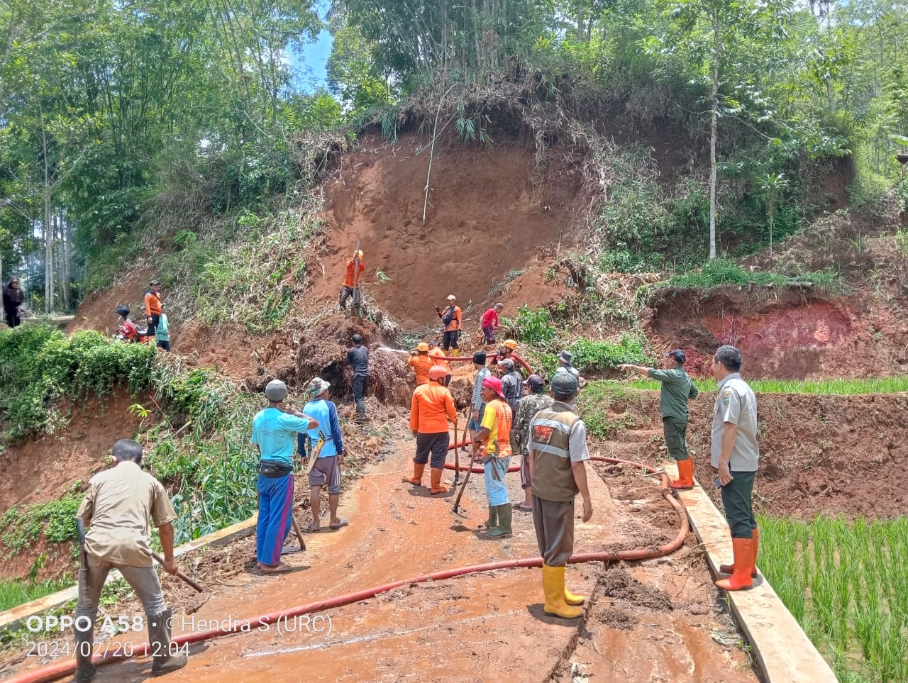 Longsor Setinggi 10 Meter Tutup jalan Desa di Tasikmalaya, Kendaraan Sempat Tak Bisa Melintas