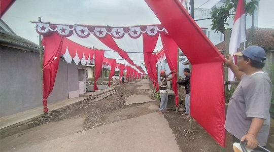 Kreatif, Warga Cilingga dan Cibahong di Tasikmalaya Membuat Lorong Merah Putih Sepanjang 250 Meter 