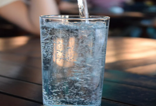 Khasiat Alami Minum Air Hangat di Pagi Hari, Yuk Kita Biasakan