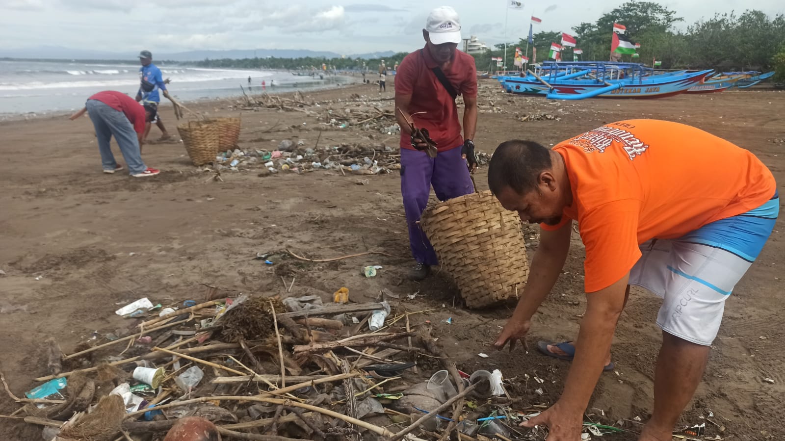 Setiap Musim Hujan Sampah Rumah Tangga Kiriman dari Sungai Citanduy Meningkat ke Pantai Pangandaran