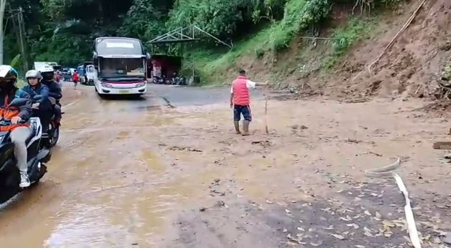 Hujan Deras, Jalan Raya Tasik-Garut sempat Tertimpa Longsor