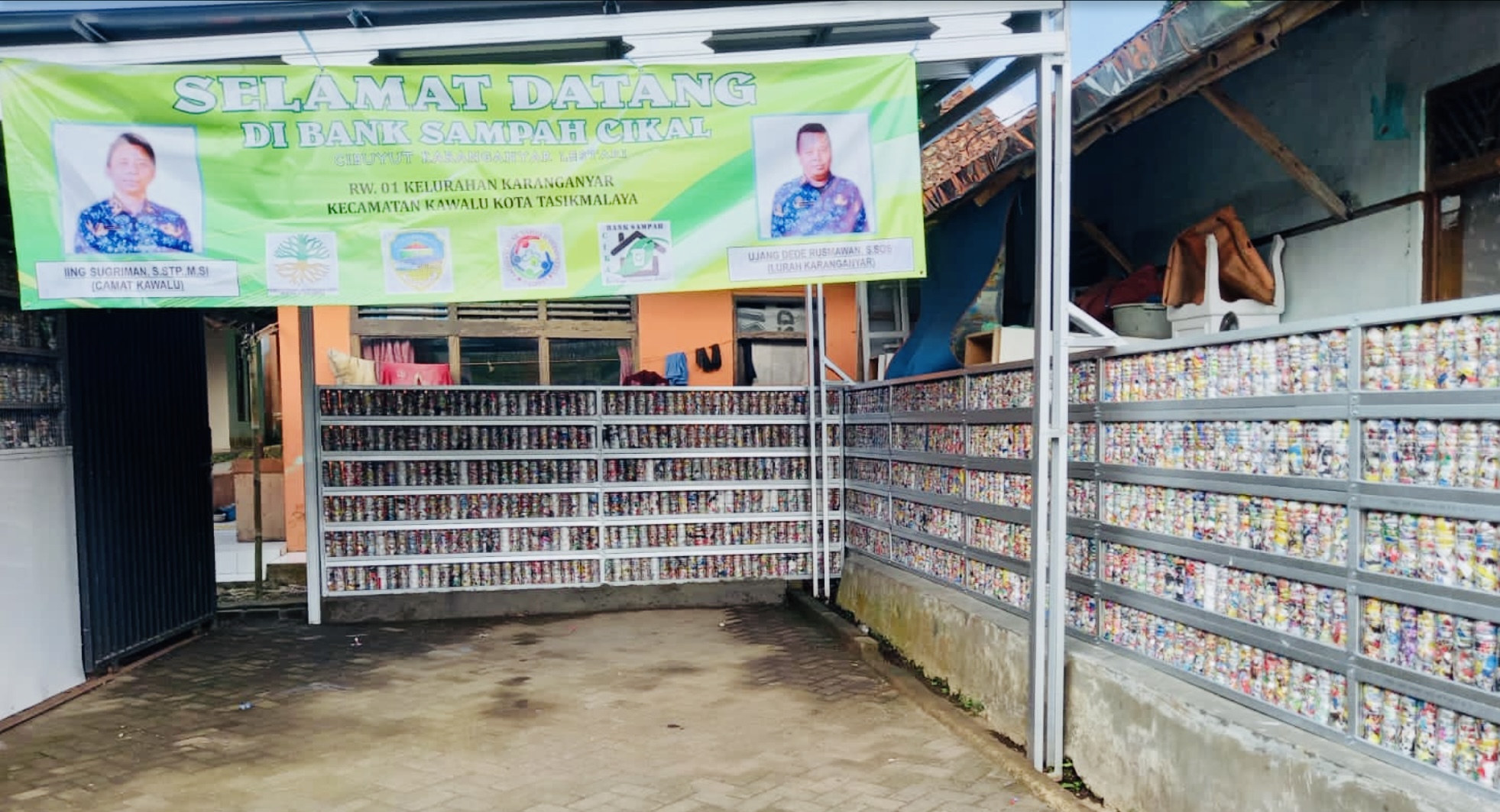 Warga Kampung Cibuyut Buat Pagar dari Sampah Botol Bersama Bank Sampah Cikal