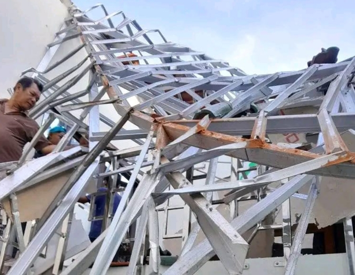 Gempa Pangandaran Robohkan Atap Gedung KUA Kecamatan Cipatujah, Warga Berhamburan