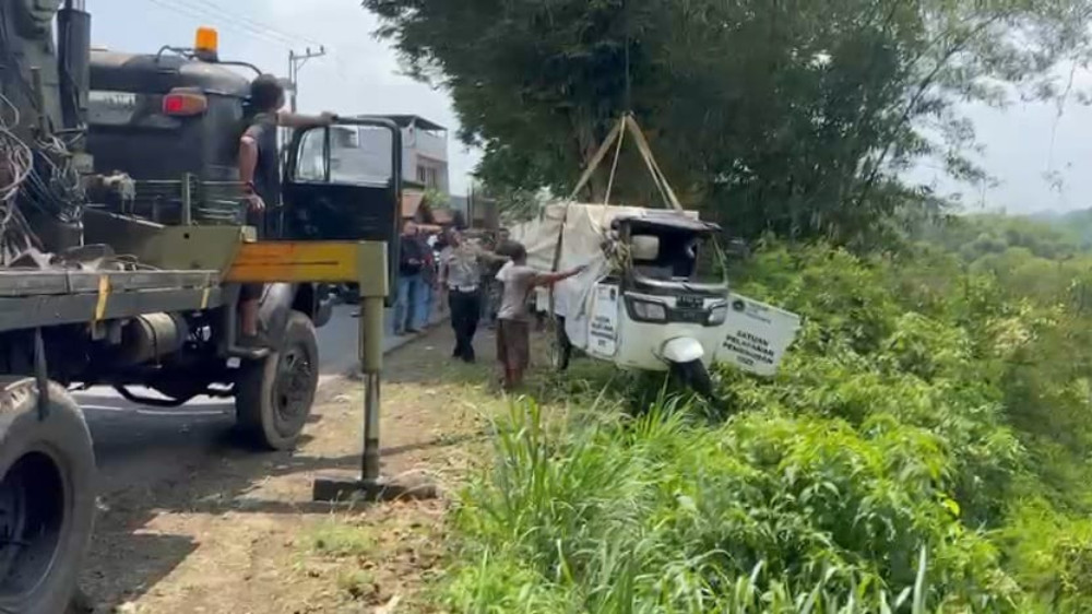 Kendaraan Pengangkut MBG Masuk Jurang di Tasikmalaya, Sopir Luka dan Ratusan Paket Berserakan