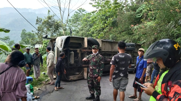 Breaking News: Bus Penjemput Pengantin Kecelakaan di Cisewu, Garut