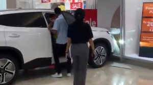 Heboh, Bocah Menabrakan Mobil Listrik Rp 488 Juta ke Toko di Mall, Jadi Perbincangan di Media Sosial