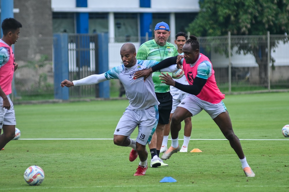 SECARA JUJUR Bojan Hodak Bongkar Kondisi Fisik Pemain Persib, Persis Solo Pilih Latihan di Yogyakarta