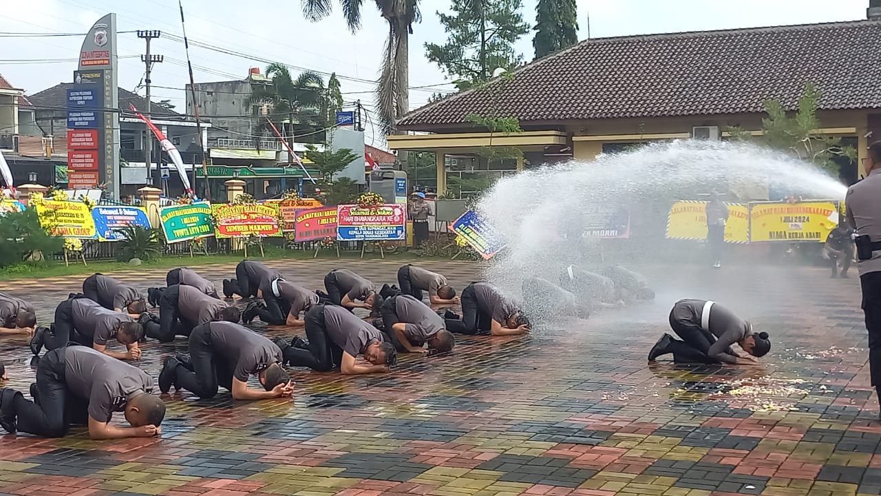 Kado Spesial Hari Bhayangkara Ke-78, Sebanyak 32 Personel Polres Tasikmalaya Kota Naik Pangkat