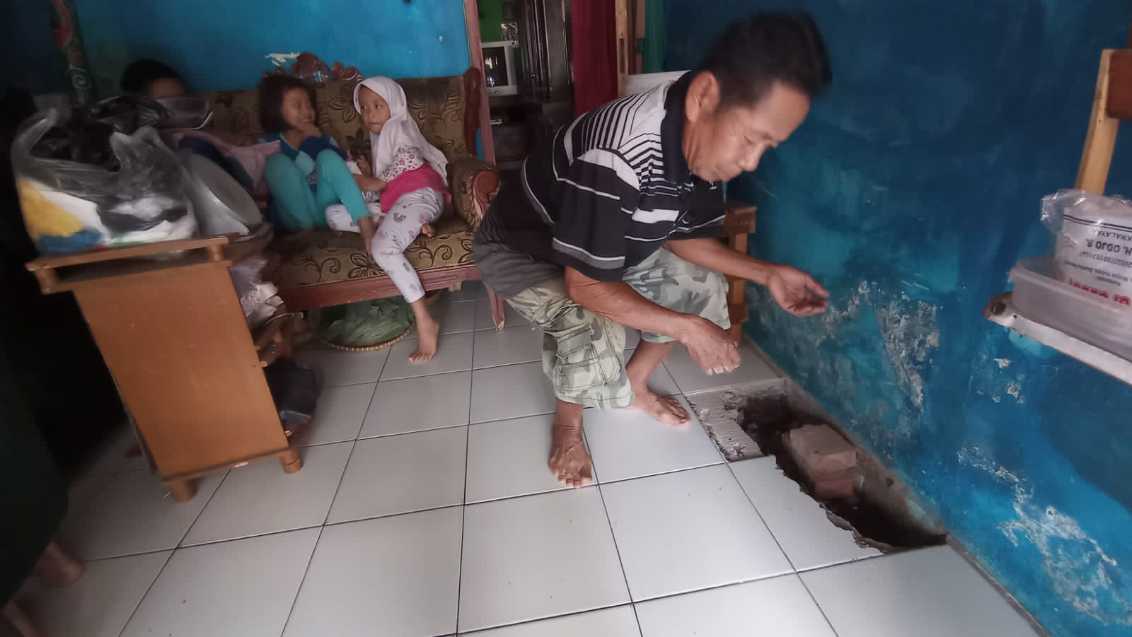 Lantai Rumah Warga Mangkubumi Tasikmalaya Terasa Panas Mendadak, Penyebabnya Terungkap