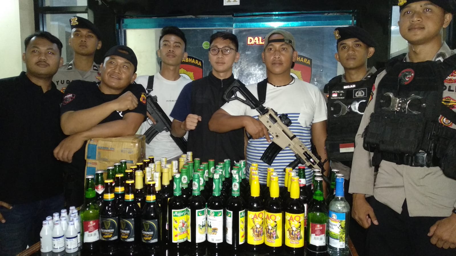 Polisi di Tasikmalaya Amankan Puluhan Botol Bahan Baku Minuman Keras Oplosan dari Sebuah Warung