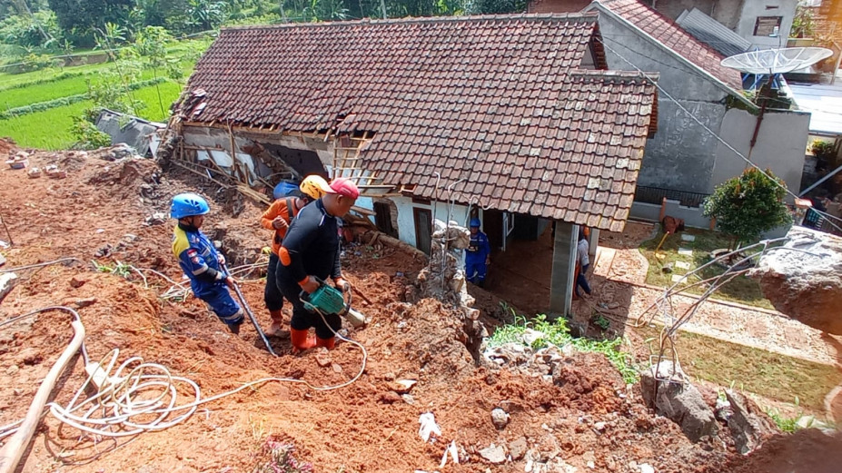 Jalan Penghubung Dua Desa di Bojonggambir Tasikmalaya Amblas, Enam Rumah Terancam