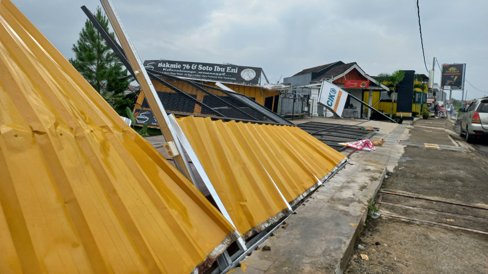 Bangunan Semi Permanen di Jalan Baru Tasikmalaya Runtuh Diterpa Angin: Ada yang Lalai dalam Pengawasan?