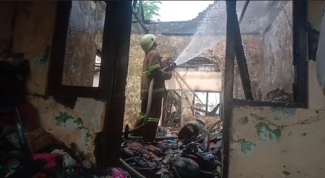 Aksi Heroik Warga Selamatkan 2 Bocah yang Terjebak Kebakaran Rumah di Cirebon 