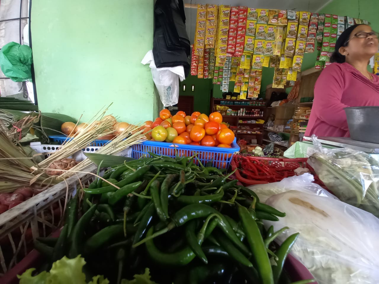 Sejumlah kebutuhan pokok dan bumbu dapur di pasar tradisional Kabupaten Pangandaran mengalami kenaikan harga.