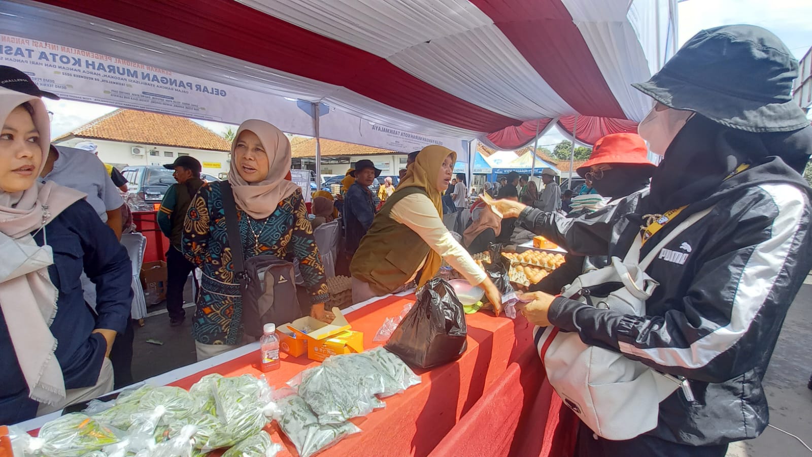 Pasar Pangan Murah di Kantor Samsat Kota Tasikmalaya Diserbu Warga