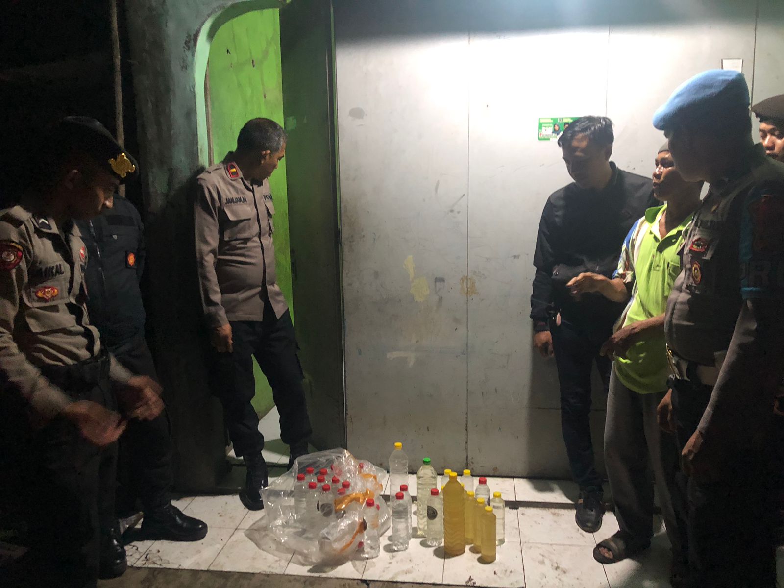Patroli Jelang Pemilu 2024, Polisi di Kota Tasikmalaya Amankan Puluhan Botol Minuman Keras