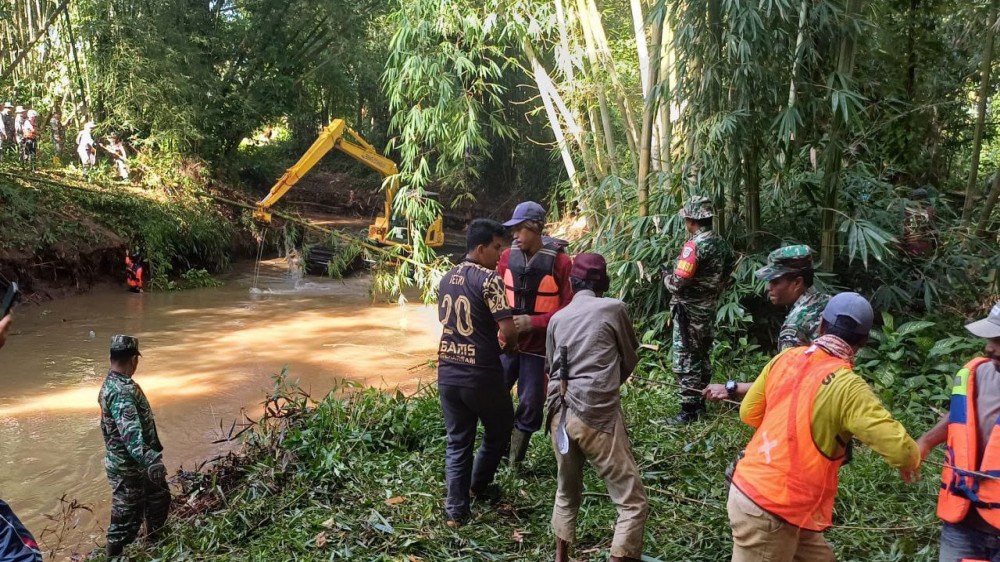 Semangat Gotong Royong di Bantaran Sungai Citanduy: Wujud Harmoni TNI dan Warga dalam Merawat Lingkungan  