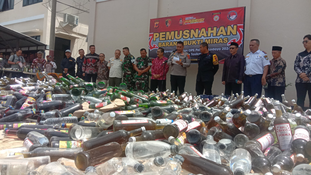 Belum Sempat Beredar, 10 Ribu Botol Miras Dimusnahkan Polres Tasikmalaya  