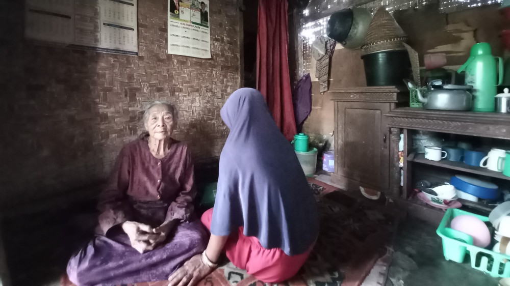Kisah Pilu Lansia di Kota Tasikmalaya, 10 Tahun Mak Elem Hidup Bersama Anak Sakit dalam Rumah Reyot 