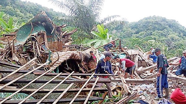  Di Garut, Bencana Tanah Longsor Menggerus 4 Rumah dan Timpa Sepeda Motor 