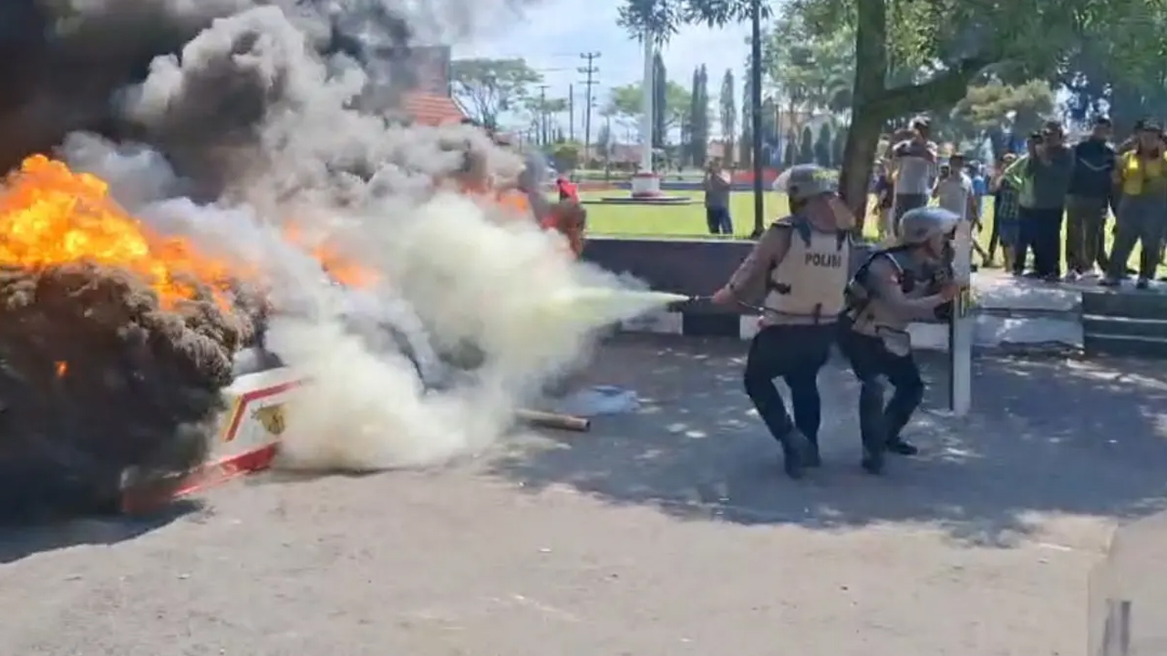Satu Perahu Dibakar Saat Unjuk Rasa Nelayan Pangandaran Tuntut SKAB Lobster