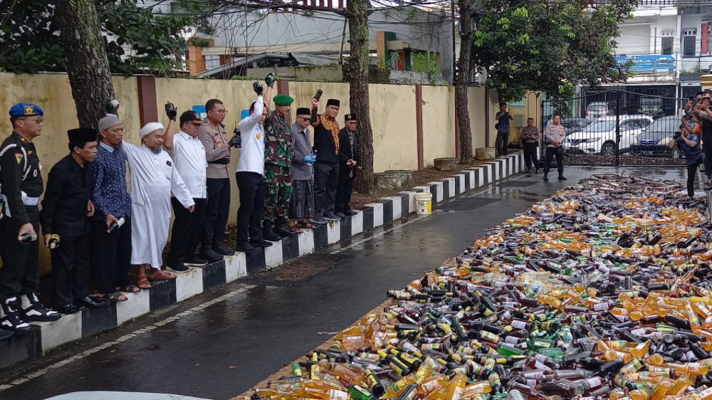Puluhan Ribu Botol Miras dan Knalpot Bising Hasil Razia Selama Ramadhan di Tasikmalaya Dimusnahkan