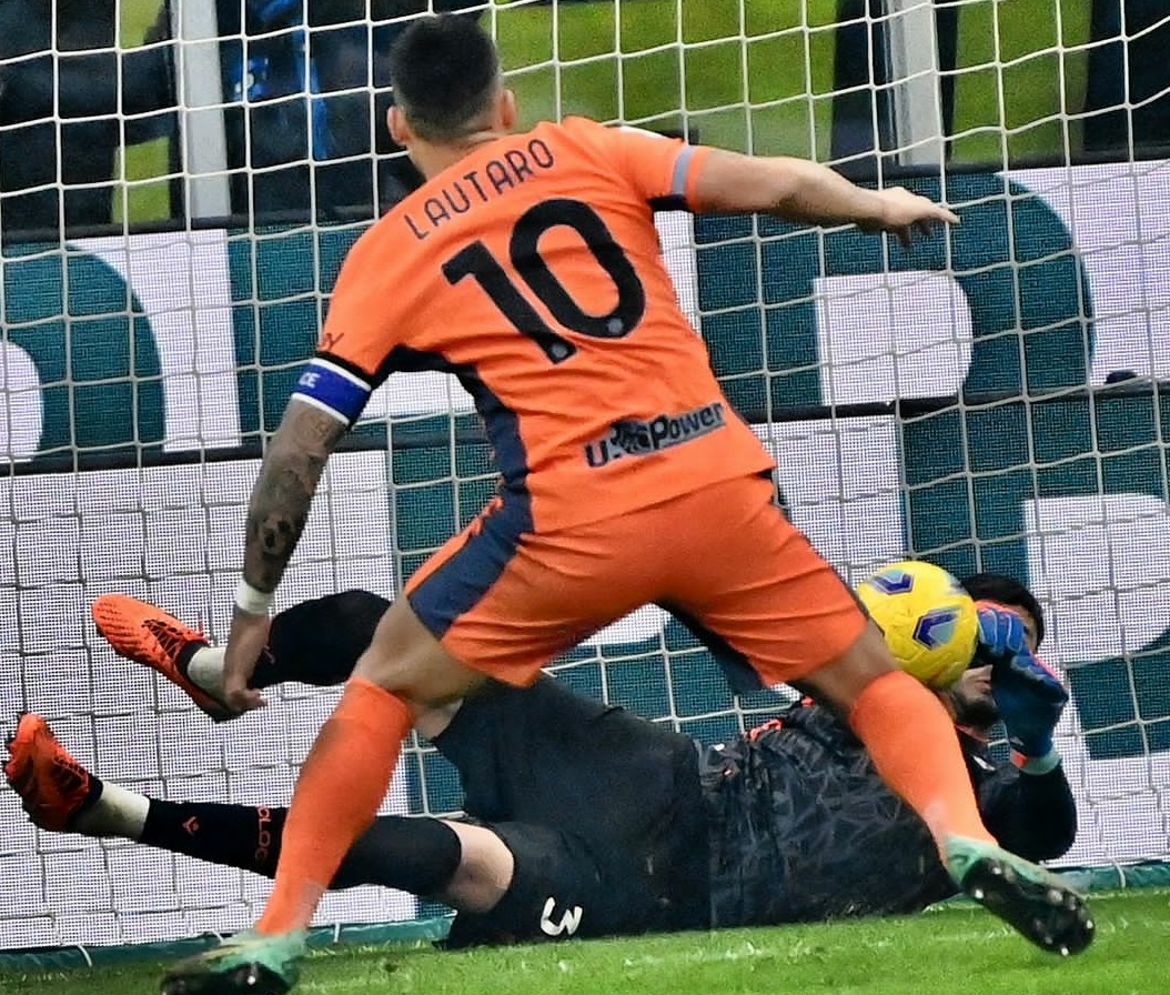 Kiper Bologna Ungkapkan Rahasia Patahkan Tendangan Penalti Lautaro Martinez