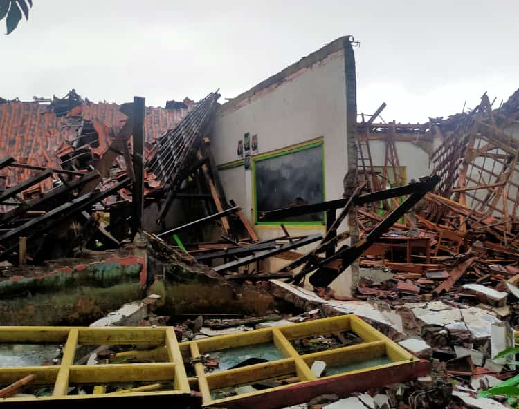 Bangunan Roboh, Siswa SDN Sindangrahayu Tasikmalaya Menumpang Belajar di Madrasah