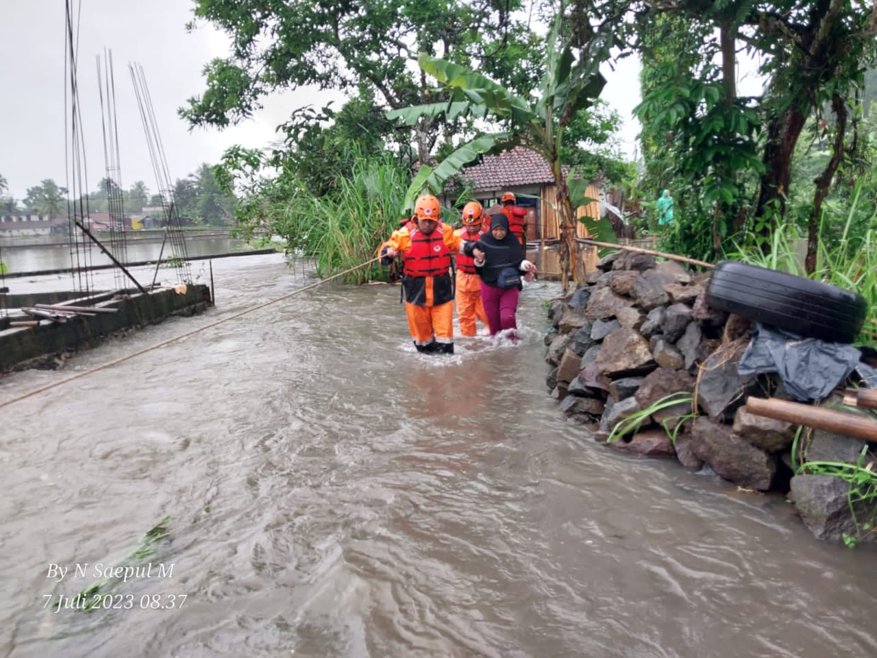 Tasikmalaya Dikepung Bencana, Ada 28 Titik Longsor dan Banjir, Seorang Ibu Terjebak