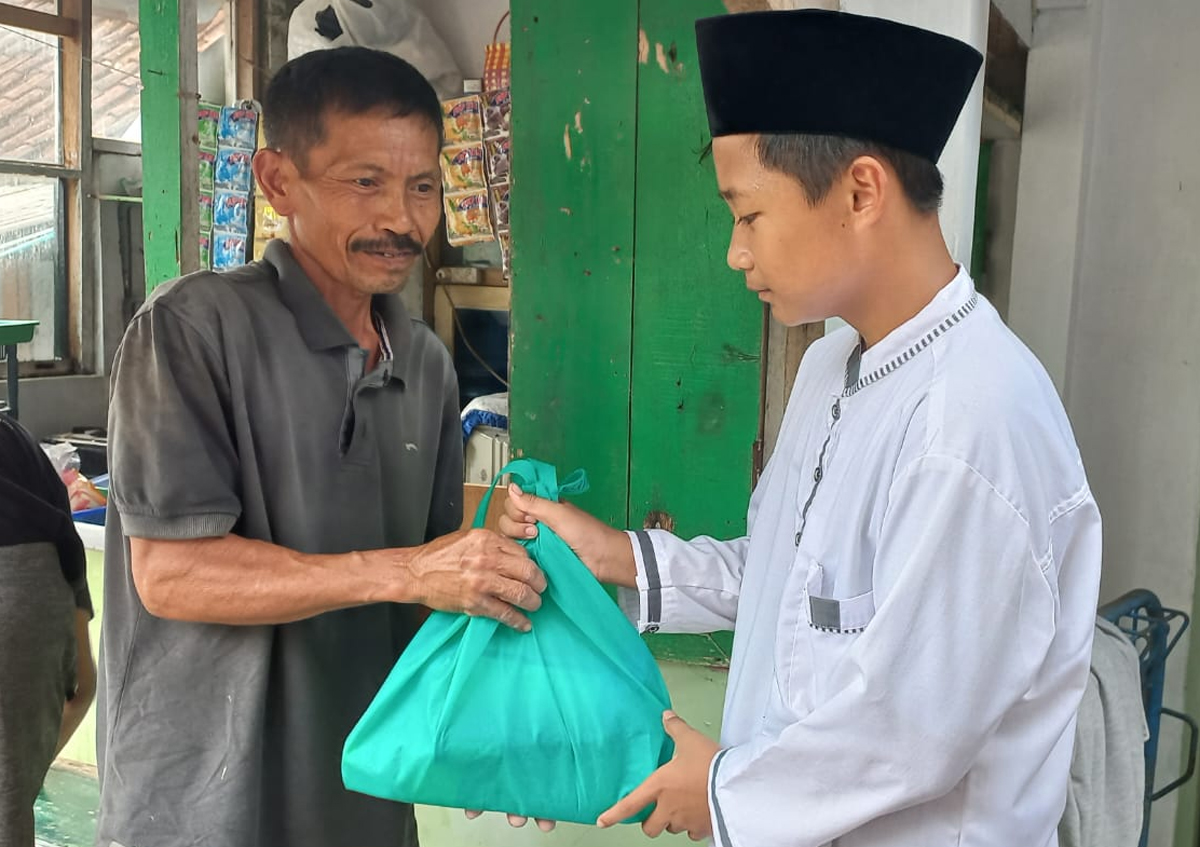 Luar Biasa Dibiasakan Dermawan Sejak Dini, Santri Afsi Berbagi