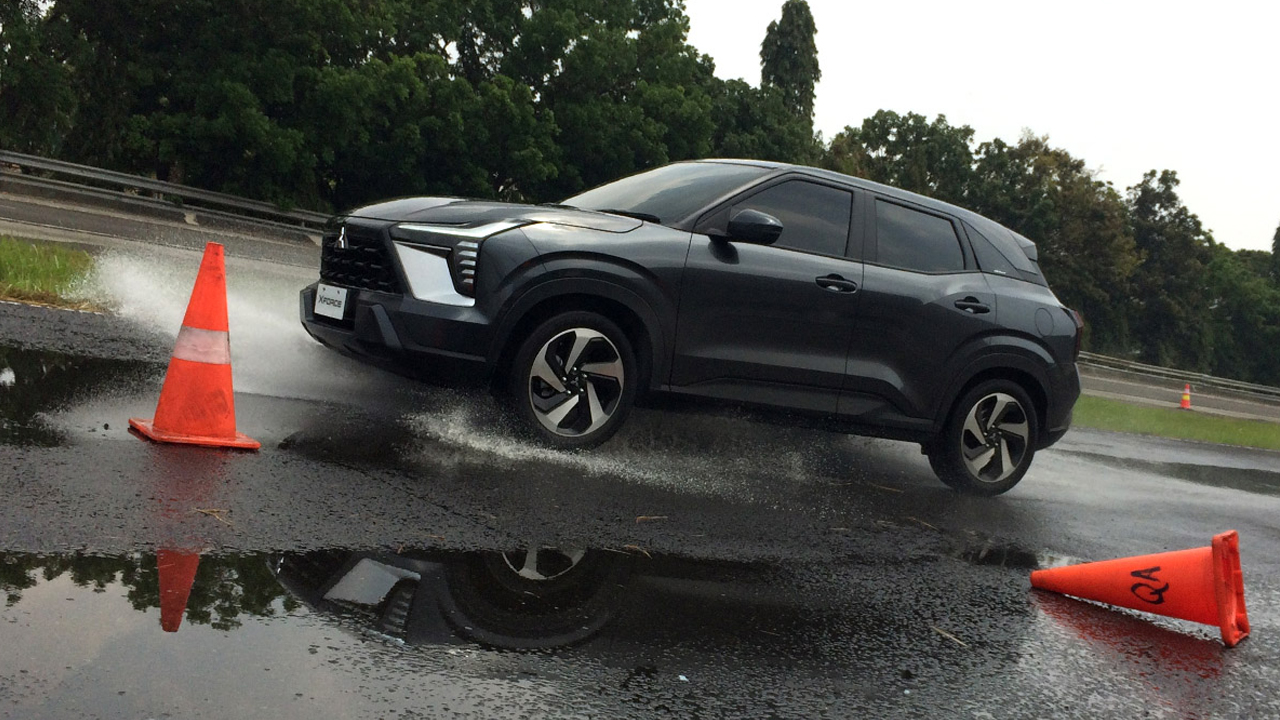Ini Waktu Tepat Gunakan Drive Mode Wet di Mitsubishi Xforce, Bikin Berkendara Saat Hujan Lebih Aman