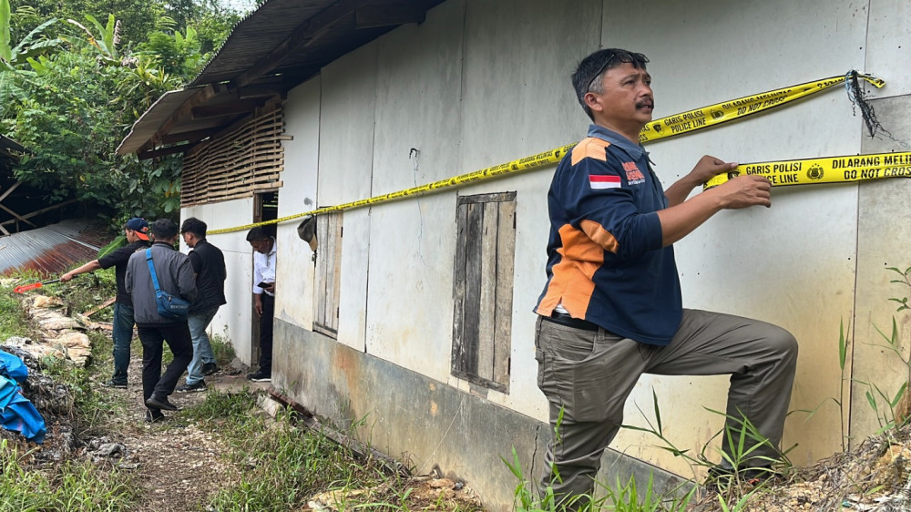 Polisi Tutup Bangunan Mencurigakan Tempat Pengolahan Tambang Emas Ilegal di Tasikmalaya