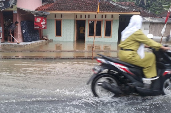 Hujan Menerjang Kota Banjar, Belasan Rumah Warga Terendam Banjir, Nasi Kotak Sudah Disebar