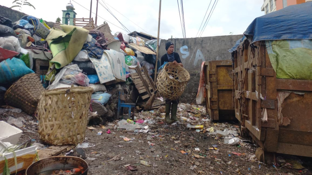Harapan di Balik Tumpukan Sampah: Potret Petugas Kebersihan di Hari Jadi ke-24 Kota Tasikmalaya