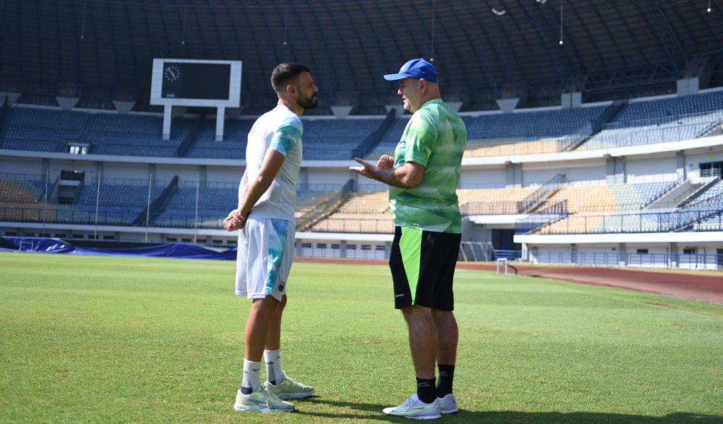 Penasaran, Ini Jawaban Bojan Hodak Pilih Tyronne del Pino atau Levy Madinda untuk Masuk Skuad Persib