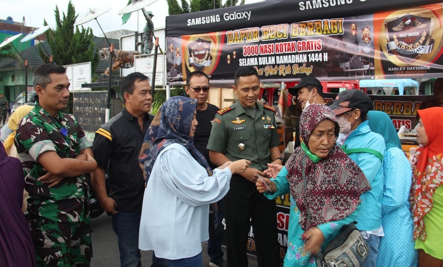 Kodim 0612 Tasikmalaya Kolaborasi dengan HDCI Bagi-bagi Nasi Kotak 