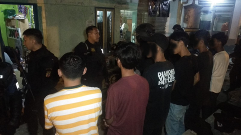 Puluhan Remaja Tasikmalaya Pesta Minuman Keras di Samping Rel Kereta Api