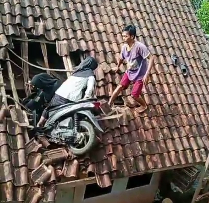 Viral! Seperti Ini Cerita Sepeda Motor Sampai Terbang ke Atas Genting Rumah Warga di Culamega Tasikmalaya