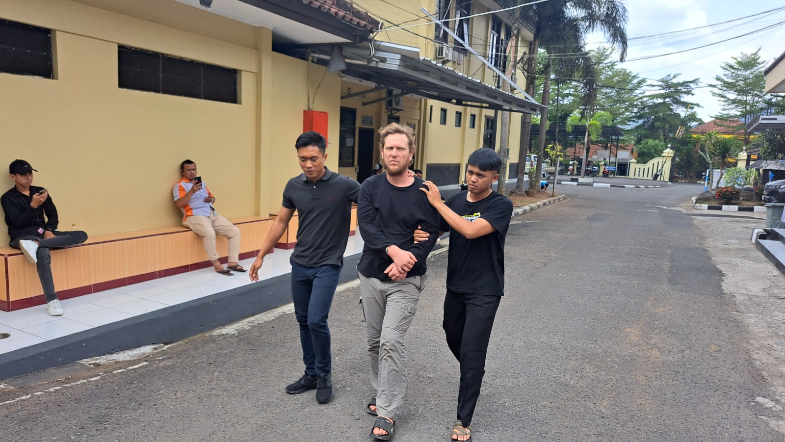 Bule Amerika Pembunuh Mertua di Kota Banjar Dikenal Rajin ke Masjid dan Suka Beli Rokok di Warung