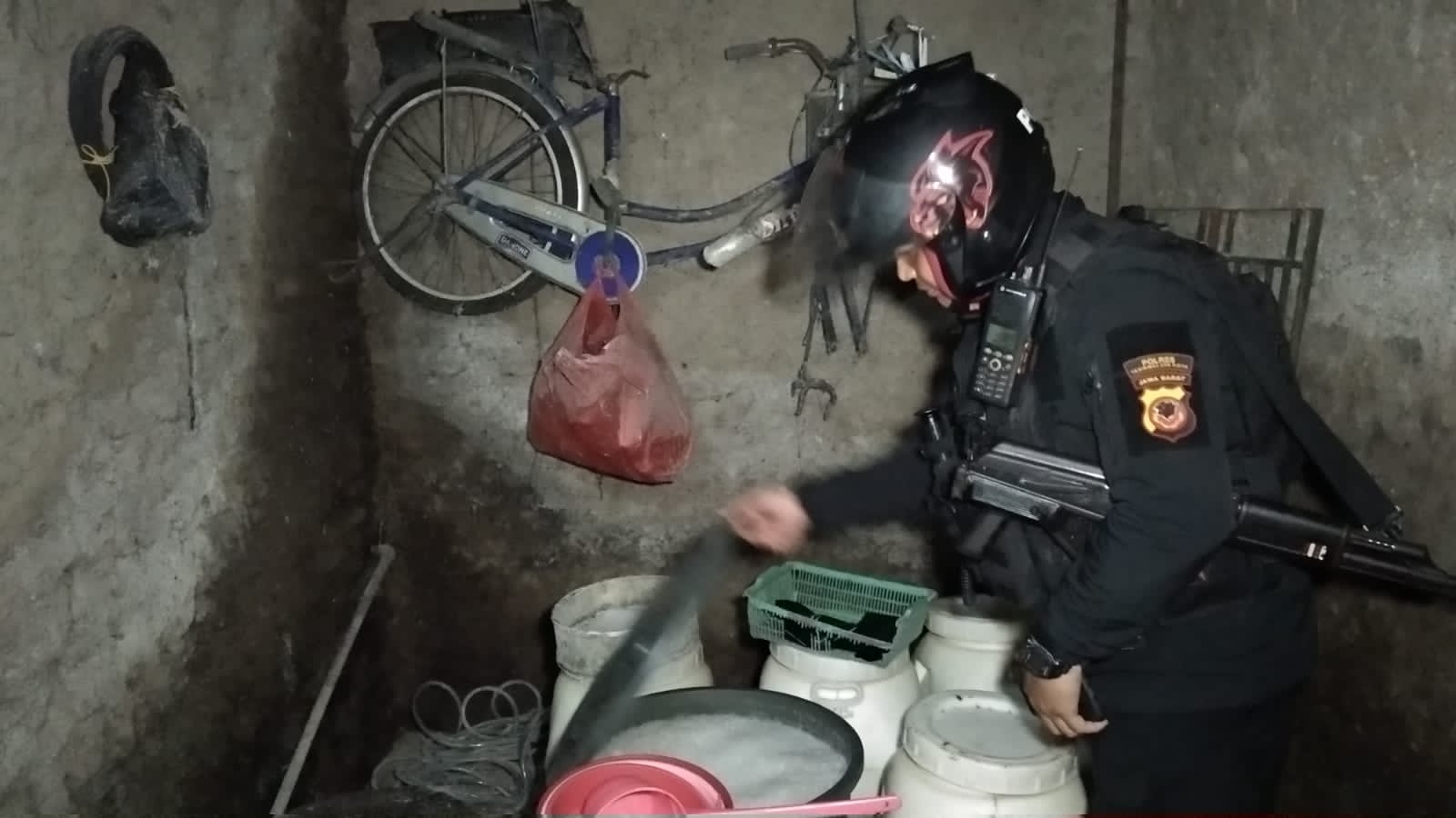 Polisi Gerebek Rumah Dijadikan Gudang Miras di Tamansari