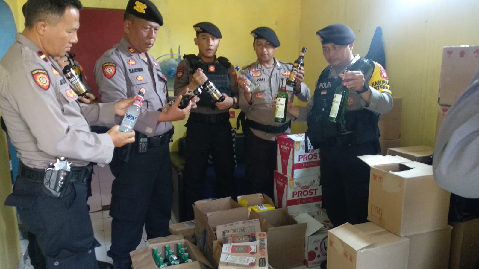 Polisi Gerebek Rumah Kontrakan di Cipedes Tasikmalaya yang Dijadikan Gudang Minuman Keras
